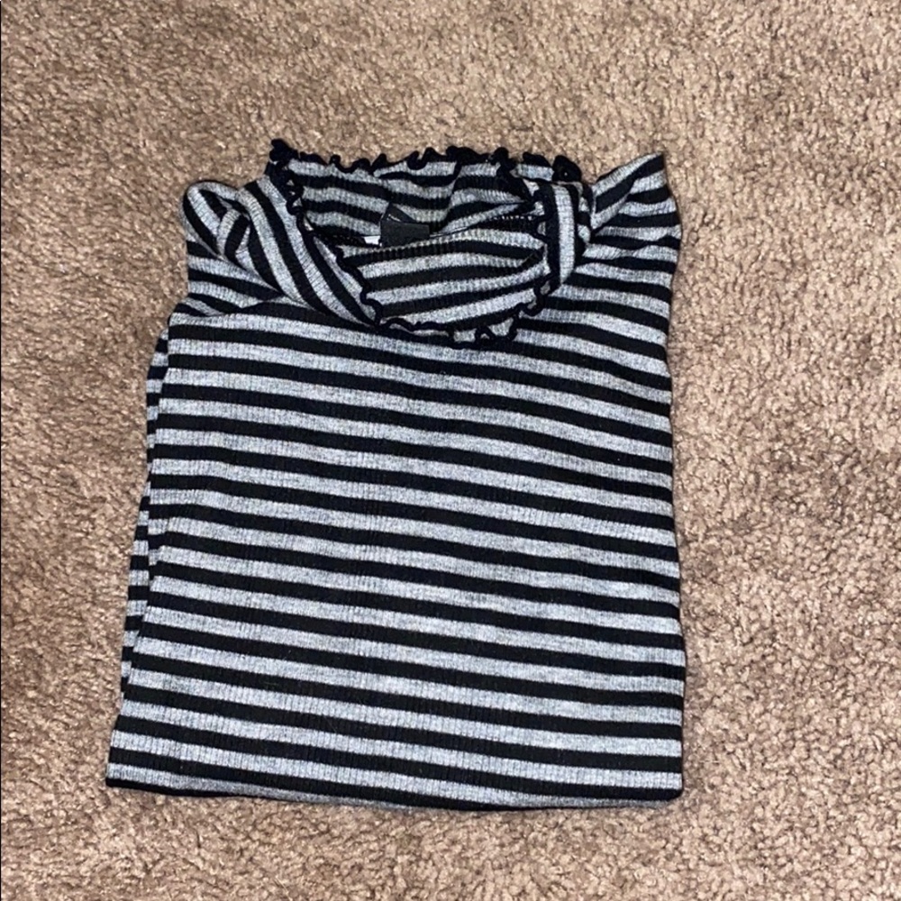 Black stripped crop top